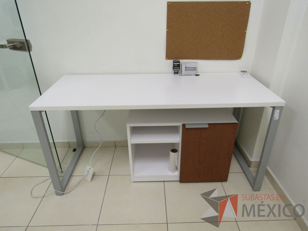 Lote 003 - Escritorio para 1 persona con cubierta color blanco y gabinete con 1 puerta y 1 entrepaño. - Imagen 7