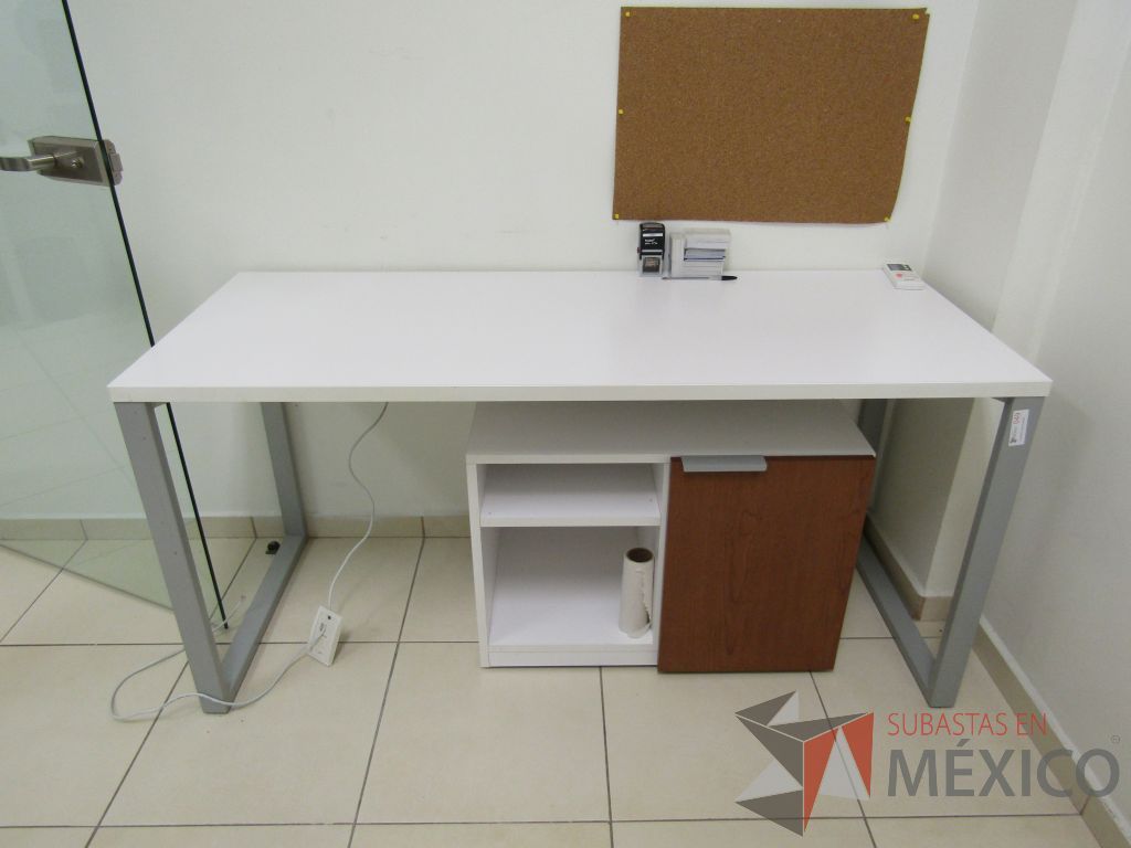 Lote 003 - Escritorio para 1 persona con cubierta color blanco y gabinete con 1 puerta y 1 entrepaño. - Imagen 6