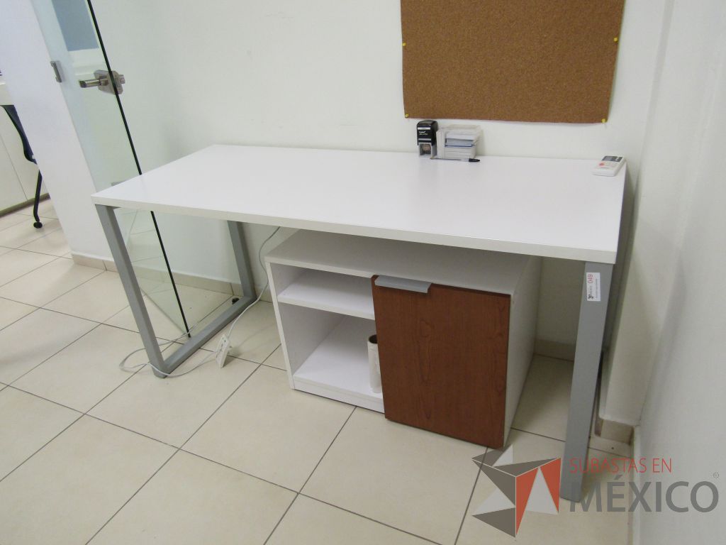 Lote 003 - Escritorio para 1 persona con cubierta color blanco y gabinete con 1 puerta y 1 entrepaño. - Imagen 5