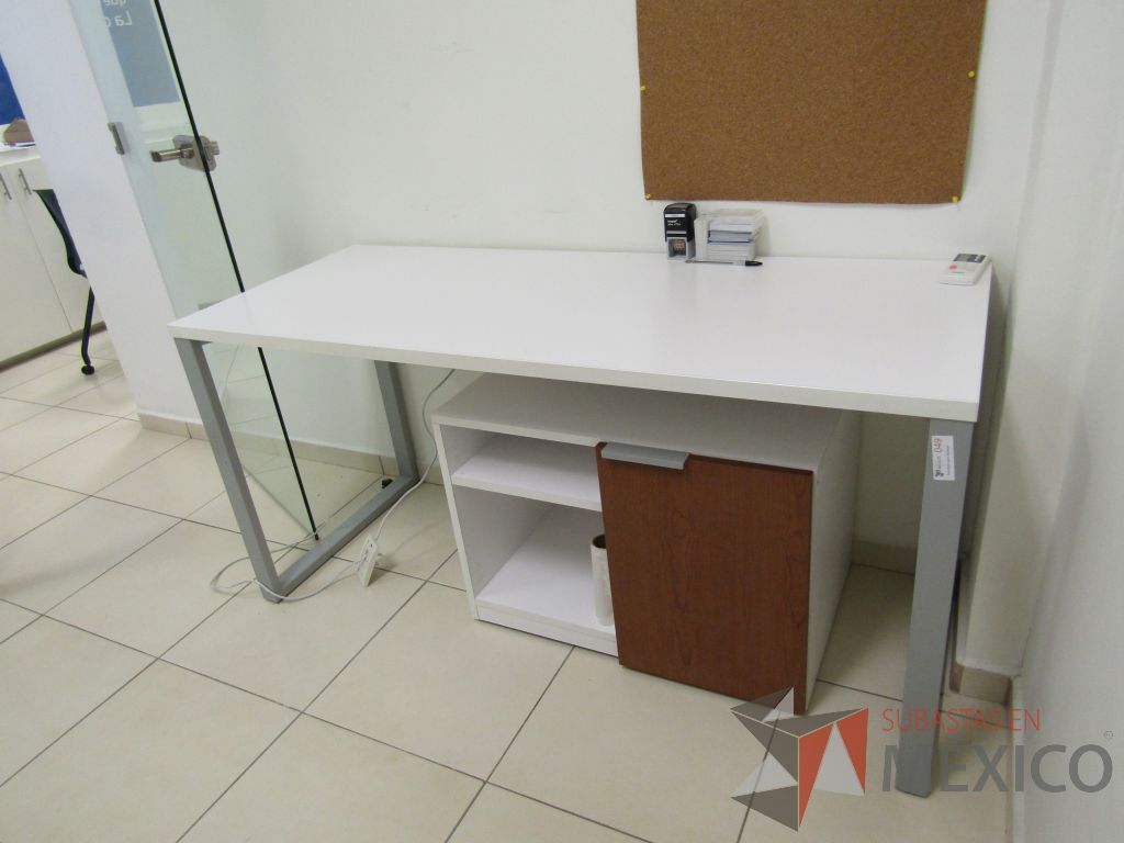 Lote 003 - Escritorio para 1 persona con cubierta color blanco y gabinete con 1 puerta y 1 entrepaño. - Imagen 4