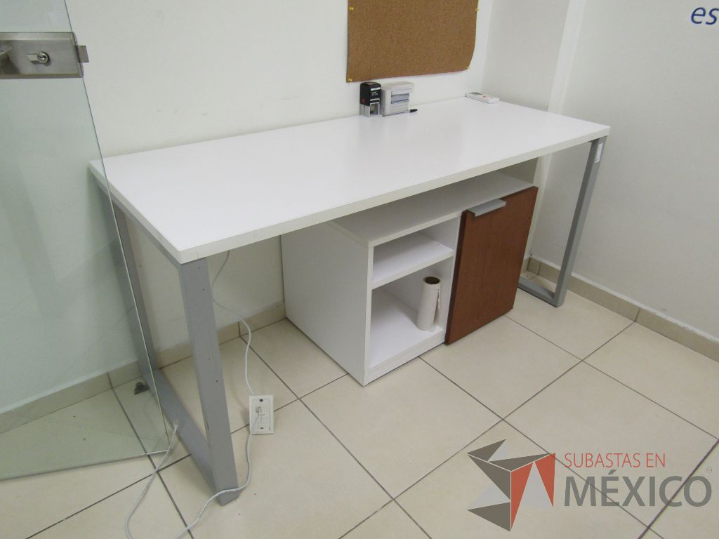 Lote 003 - Escritorio para 1 persona con cubierta color blanco y gabinete con 1 puerta y 1 entrepaño.