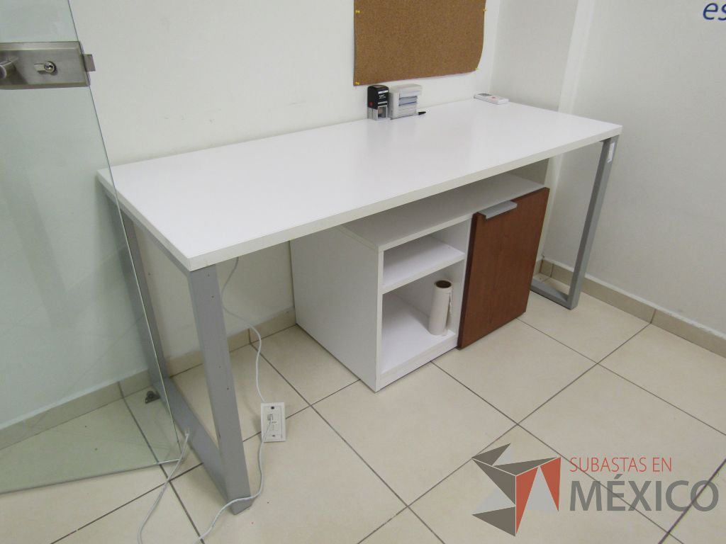Lote 003 - Escritorio para 1 persona con cubierta color blanco y gabinete con 1 puerta y 1 entrepaño. - Imagen 3