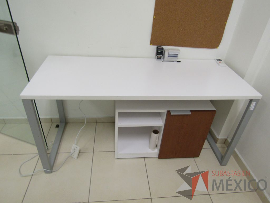 Lote 003 - Escritorio para 1 persona con cubierta color blanco y gabinete con 1 puerta y 1 entrepaño. - Imagen 2