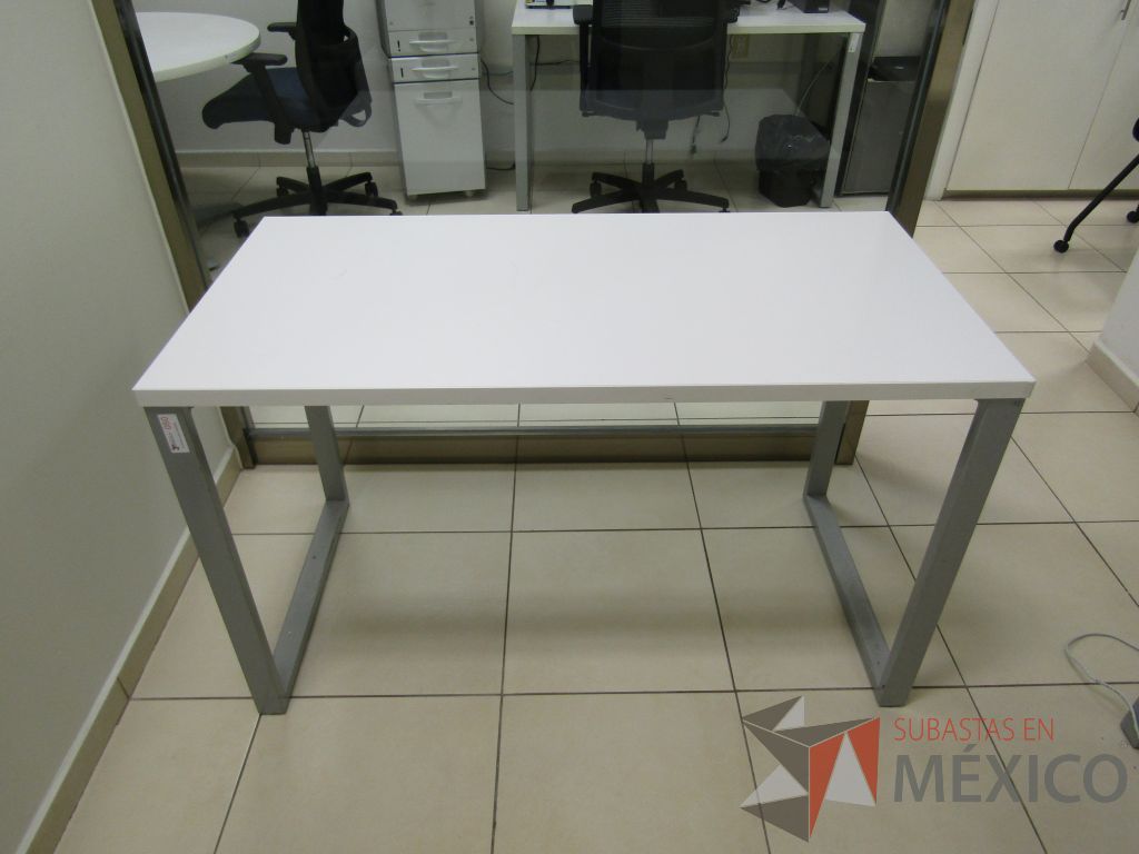 Lote 001 - Escritorio para 1 persona con cubierta color blanco y archivero vertical de 2 cajones.