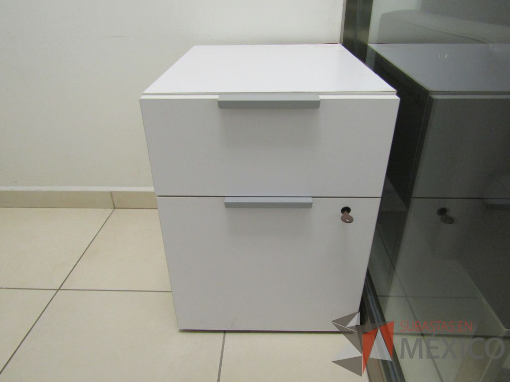 Lote 004 - Escritorio para 1 persona con cubierta color blanco y archivero vertical de 2 cajones color blanco - Imagen 8