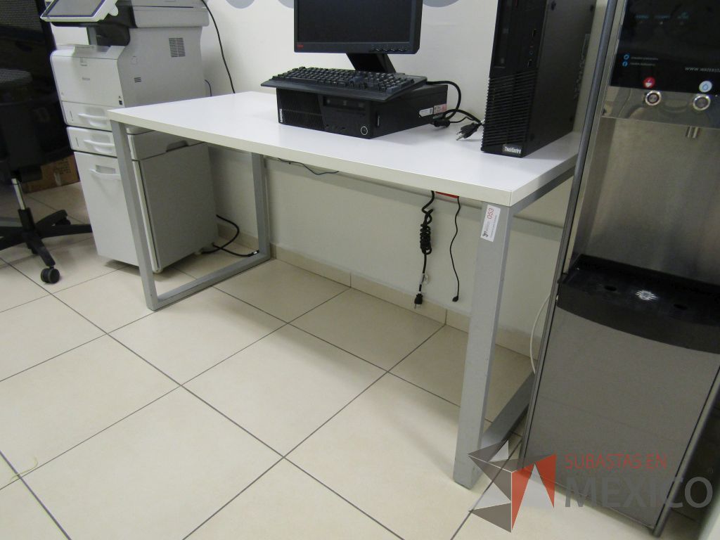 Lote 009 - Escritorio para 1 persona con cubierta color blanco