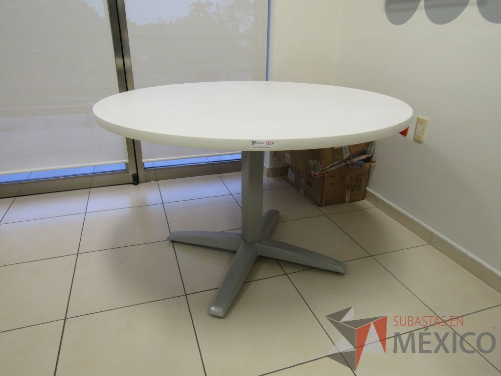 Lote 010 - Mesa de trabajo circular con base metálica. - Imagen 10