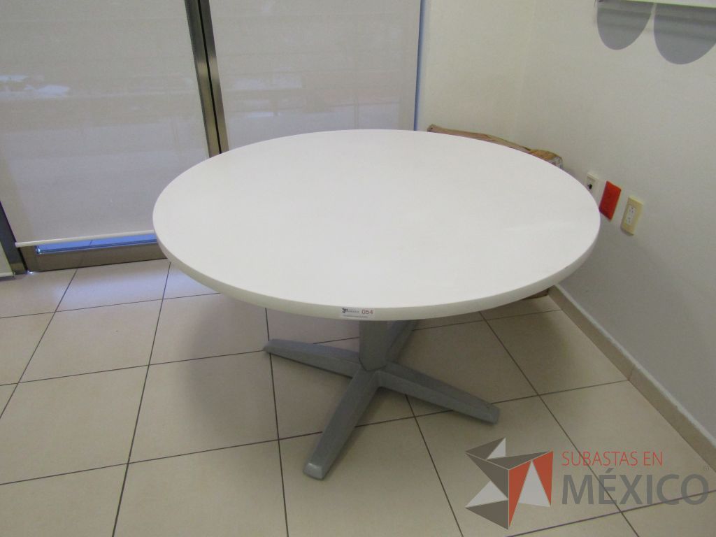 Lote 010 - Mesa de trabajo circular con base metálica. - Imagen 9
