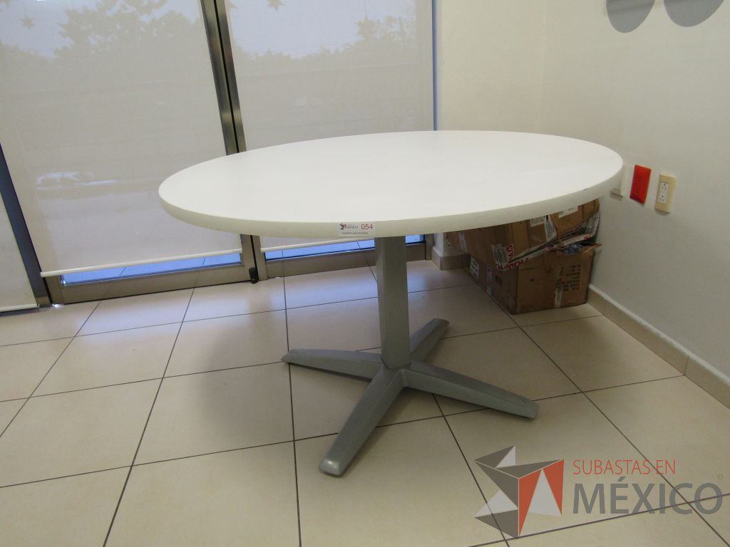 Lote 010 - Mesa de trabajo circular con base metálica. - Imagen 8