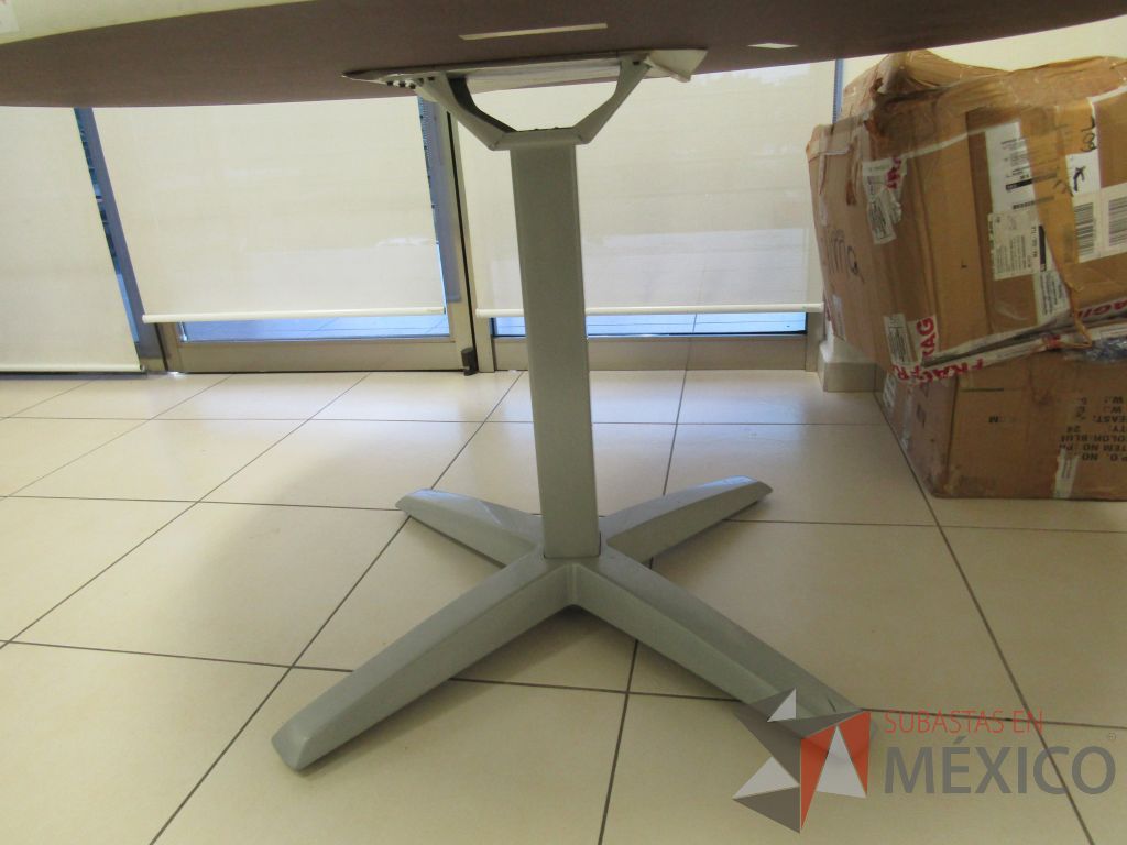 Lote 010 - Mesa de trabajo circular con base metálica. - Imagen 7
