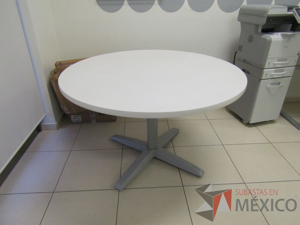 Lote 010 - Mesa de trabajo circular con base metálica. - Imagen 6