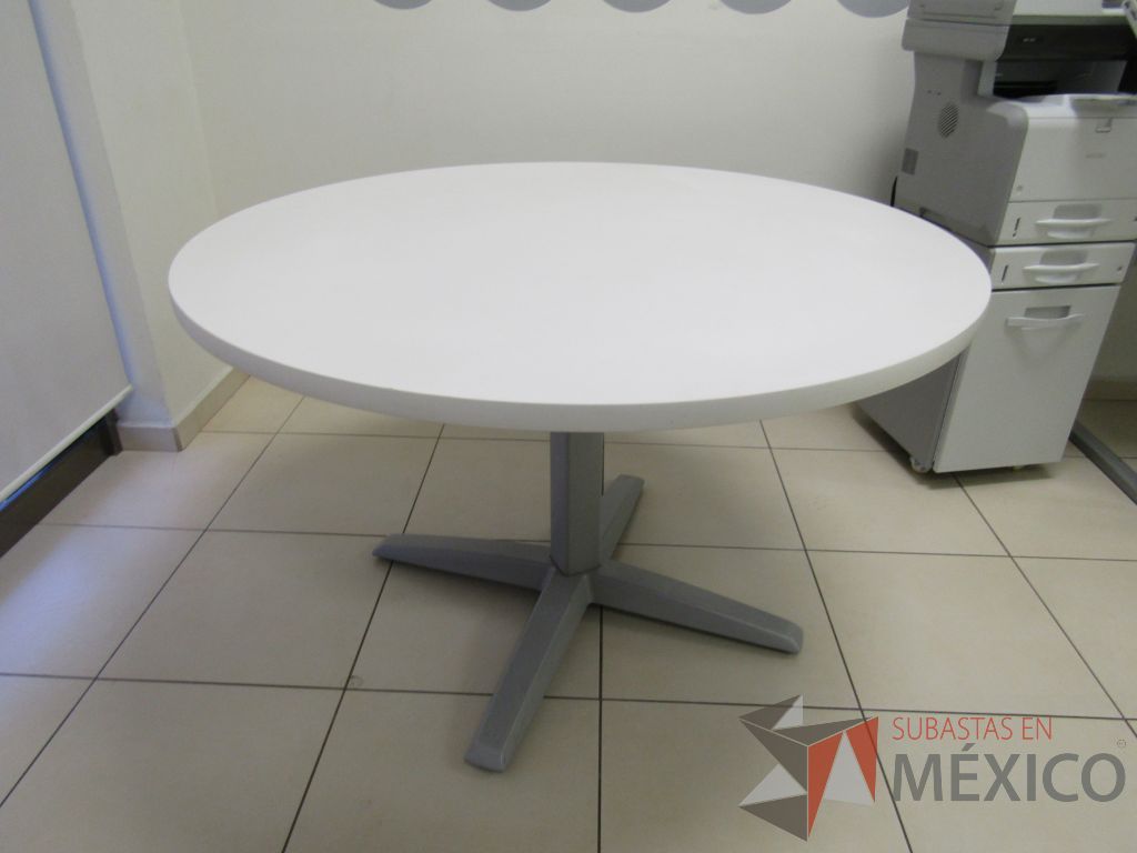 Lote 010 - Mesa de trabajo circular con base metálica.