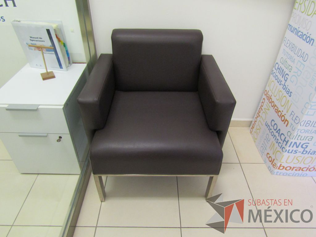 Lote 007 - Sillón de 1 plaza tipo piel color café. - Imagen 2