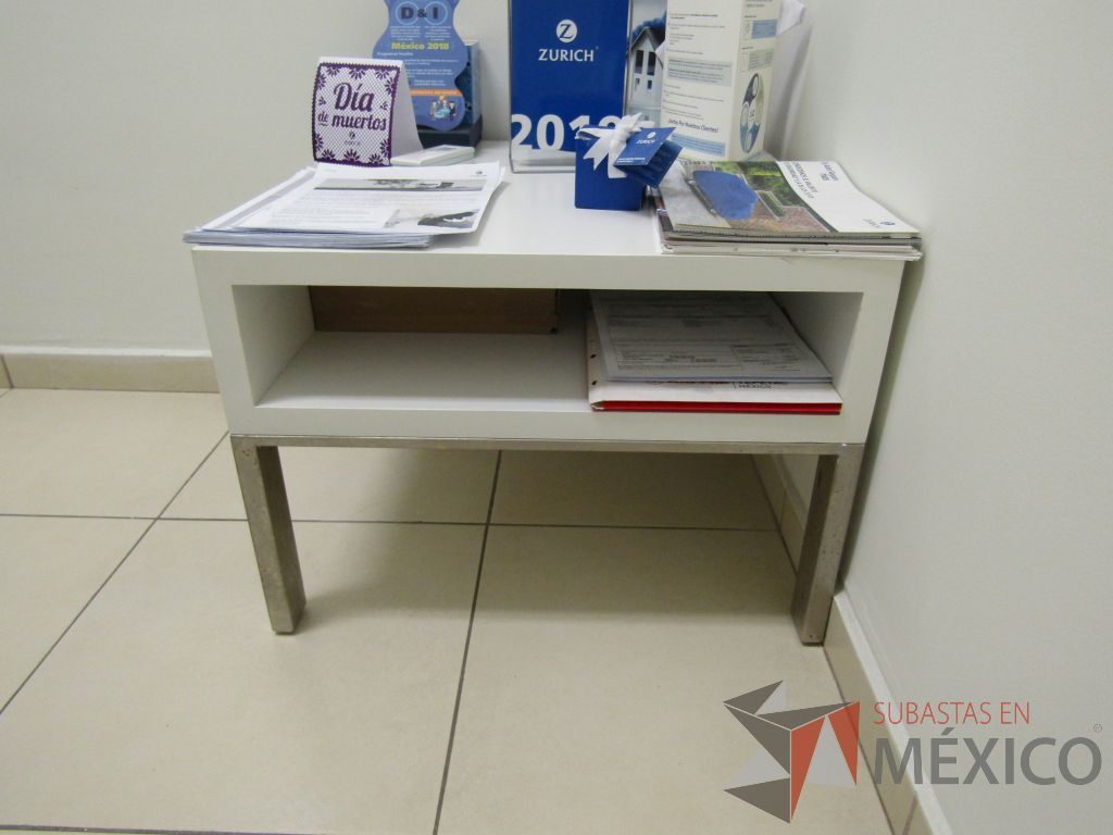 Lote 006 - Mesa de apoyo con cubierta color blanco - Imagen 2