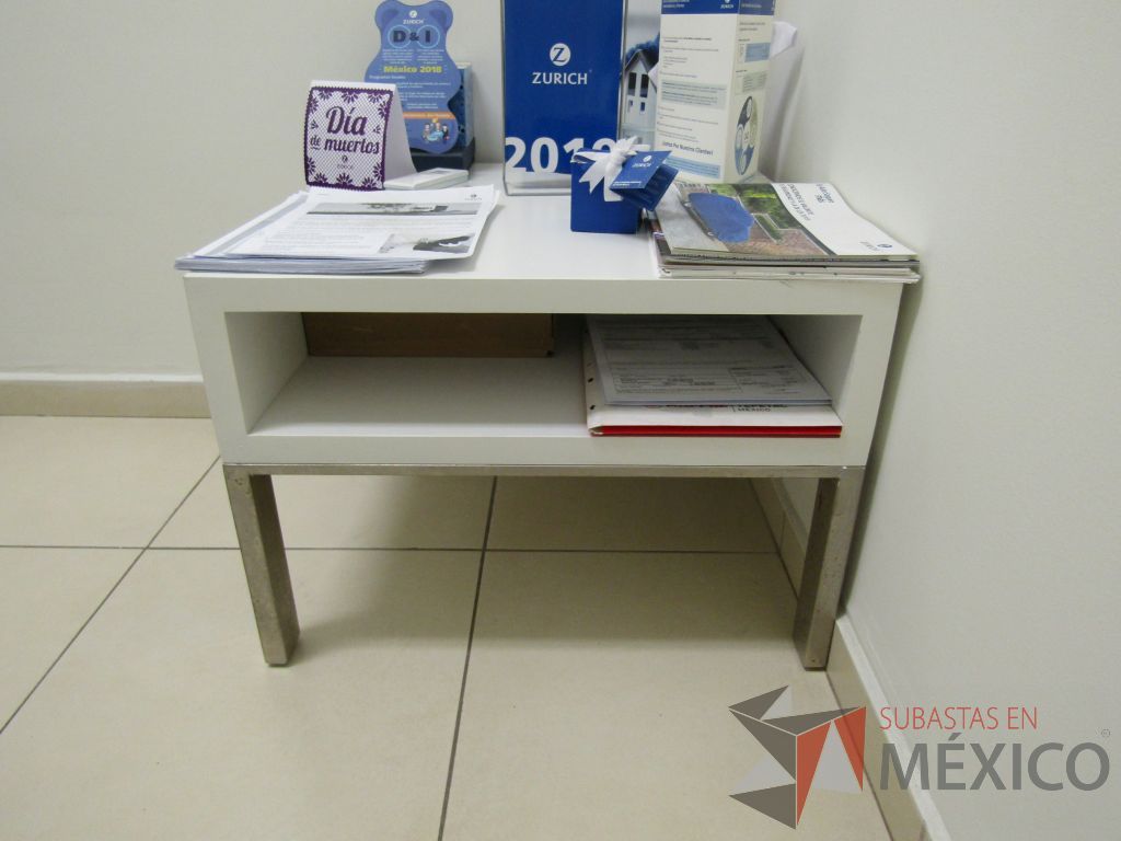 Lote 006 - Mesa de apoyo con cubierta color blanco - Imagen 3