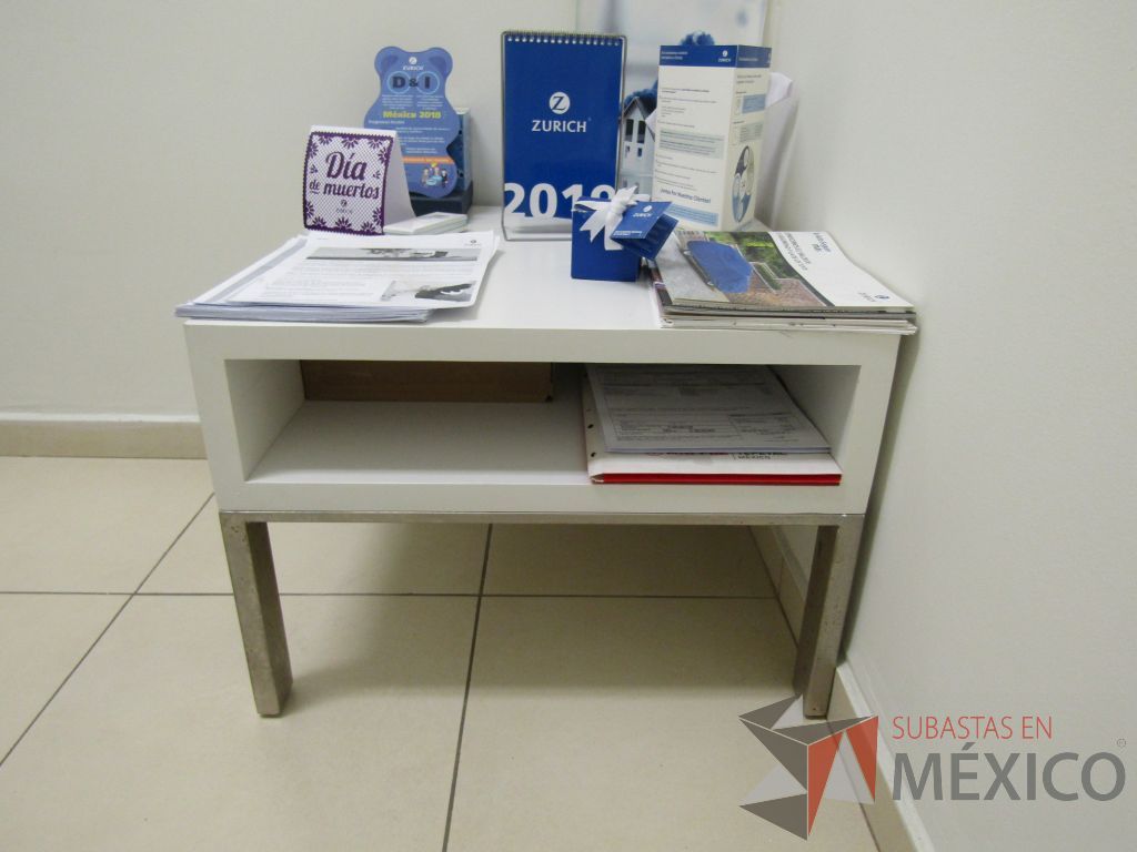 Lote 006 - Mesa de apoyo con cubierta color blanco - Imagen 4