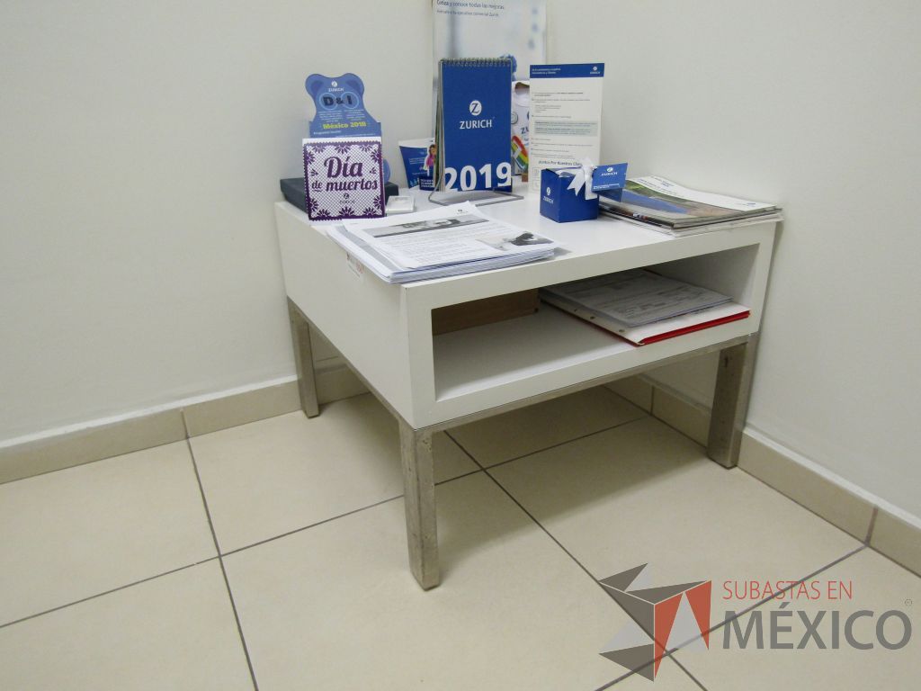 Lote 006 - Mesa de apoyo con cubierta color blanco