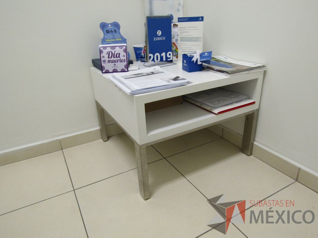 Lote 006 - Mesa de apoyo con cubierta color blanco - Imagen 5
