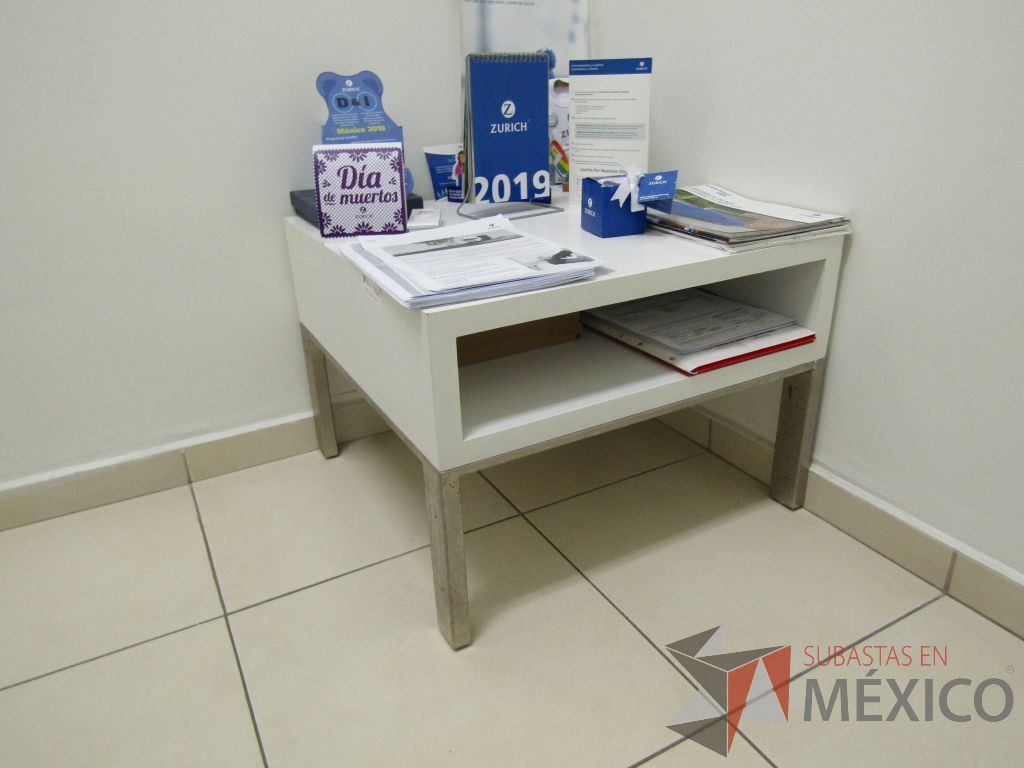 Lote 006 - Mesa de apoyo con cubierta color blanco - Imagen 6