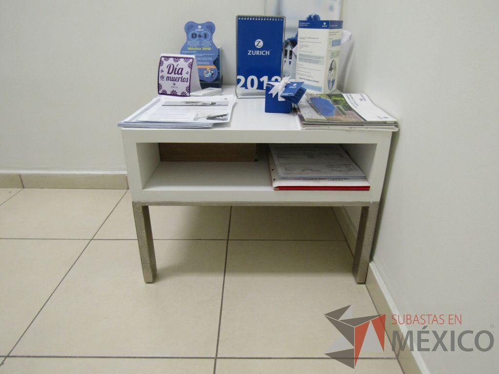Lote 006 - Mesa de apoyo con cubierta color blanco - Imagen 7