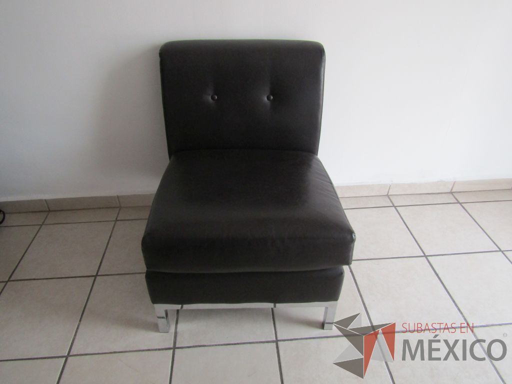 2 Sillones de 1 plaza, tipo piel color negro