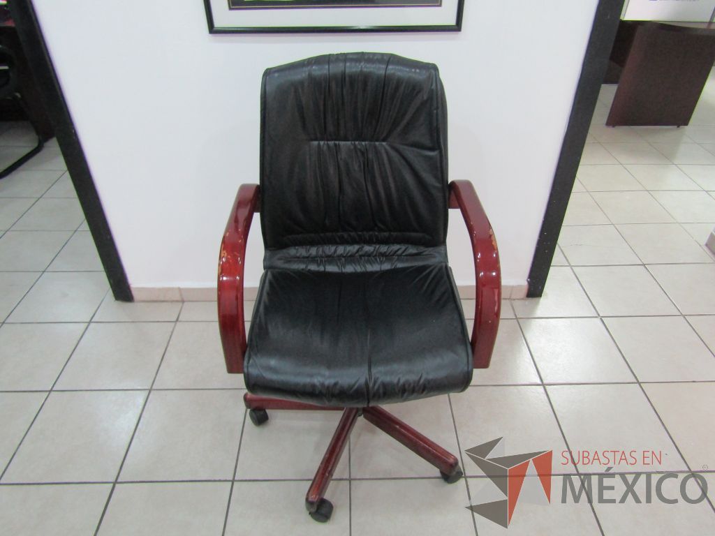 Silla ejecutiva con ruedas, descansabrazos fijo de madera, asiento y respaldo tipo piel color negro