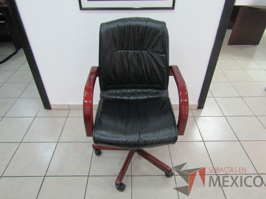 Silla ejecutiva con ruedas, descansabrazos fijo de madera, asiento y respaldo tipo piel color negro - Imagen 2