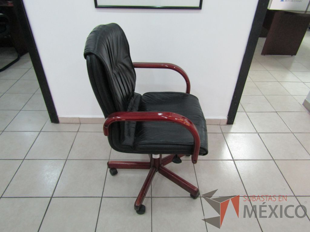 Silla ejecutiva con ruedas, descansabrazos fijo de madera, asiento y respaldo tipo piel color negro - Imagen 3