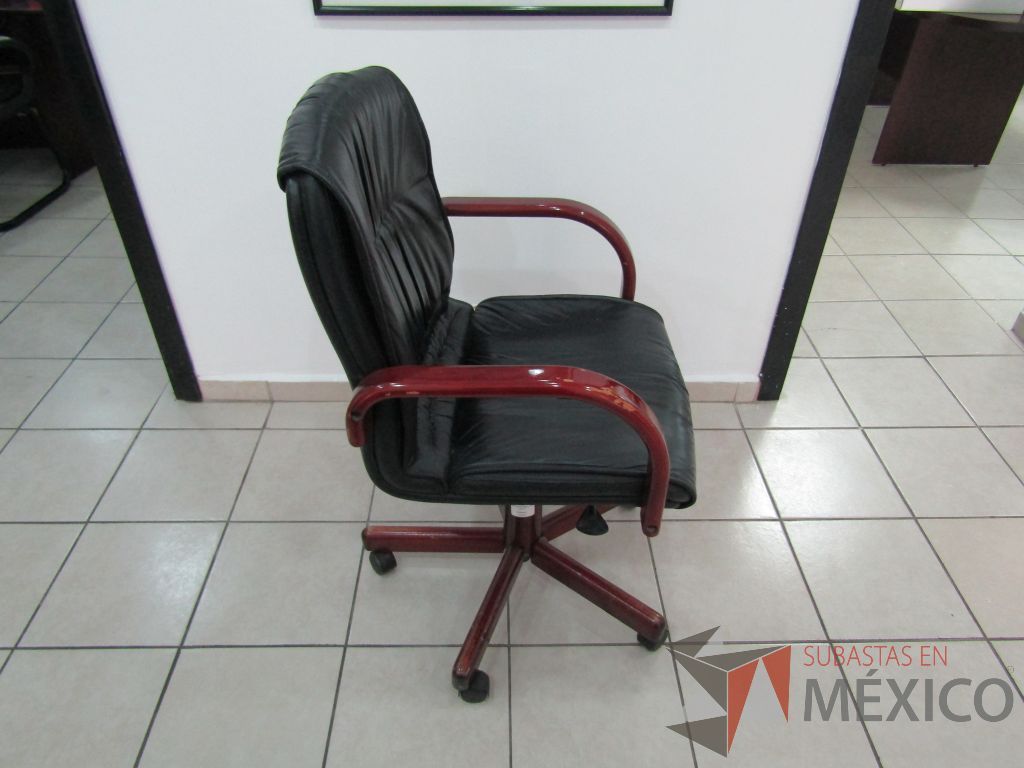 Silla ejecutiva con ruedas, descansabrazos fijo de madera, asiento y respaldo tipo piel color negro - Imagen 4