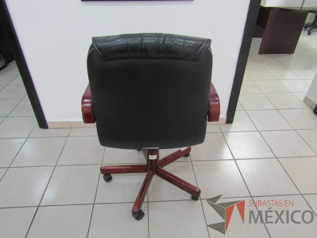 Silla ejecutiva con ruedas, descansabrazos fijo de madera, asiento y respaldo tipo piel color negro - Imagen 5