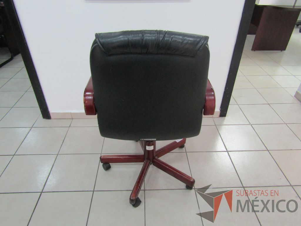 Silla ejecutiva con ruedas, descansabrazos fijo de madera, asiento y respaldo tipo piel color negro - Imagen 6