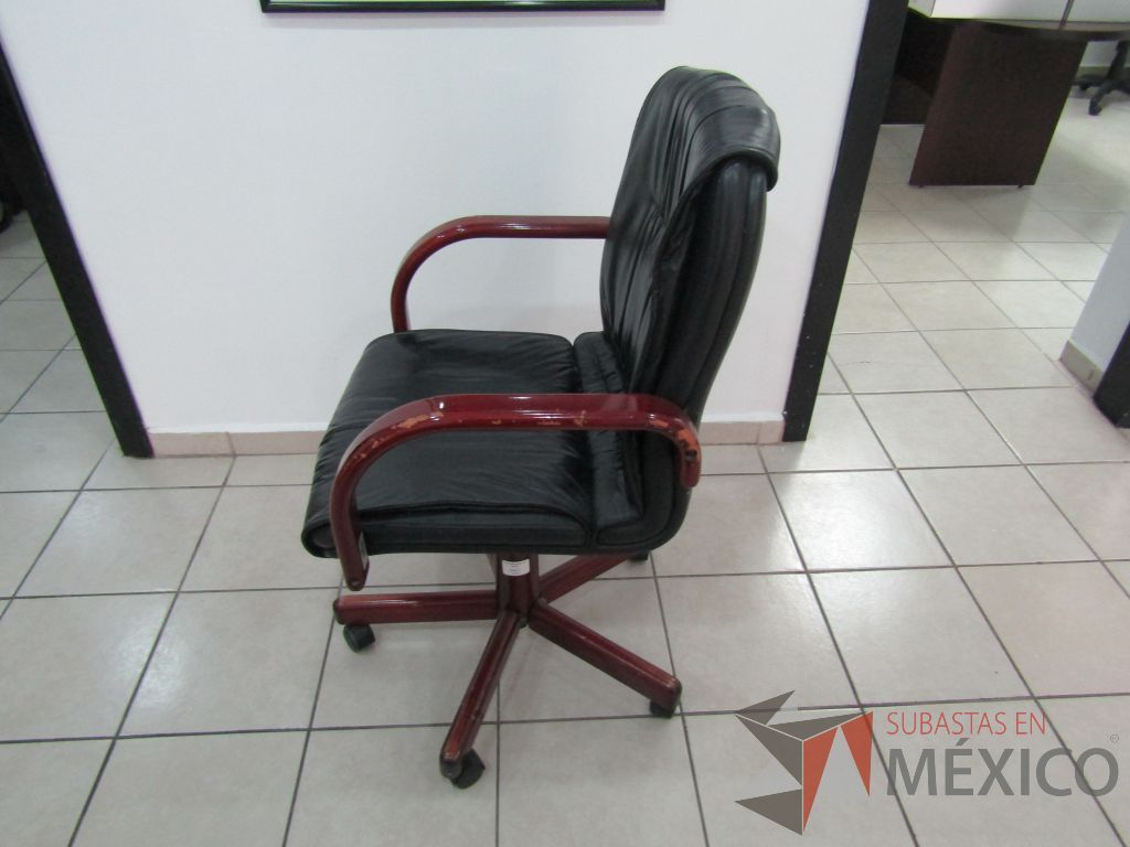 Silla ejecutiva con ruedas, descansabrazos fijo de madera, asiento y respaldo tipo piel color negro - Imagen 7
