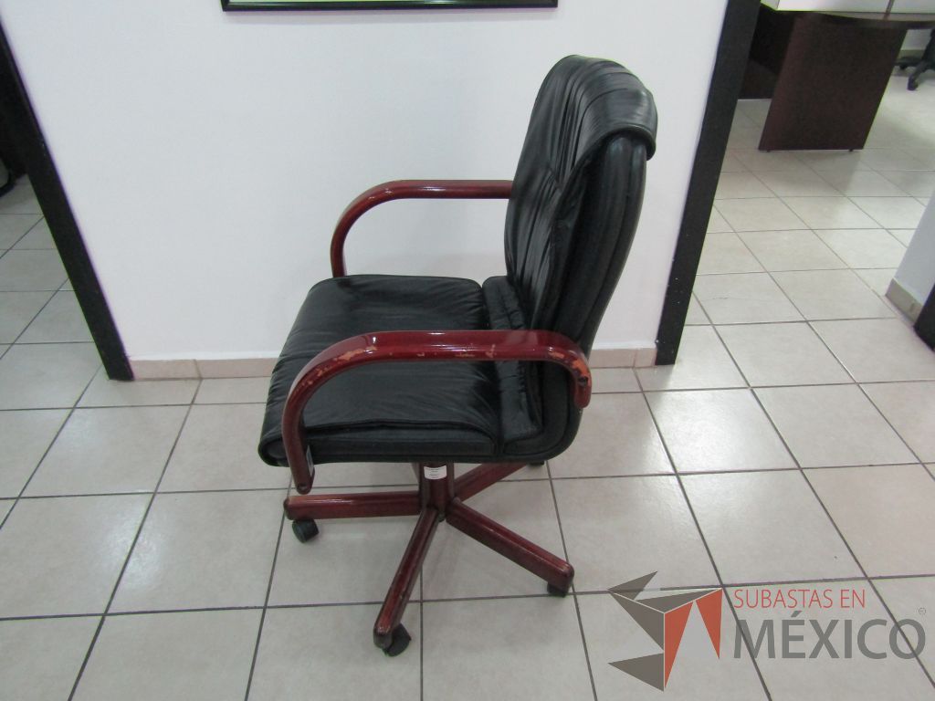 Silla ejecutiva con ruedas, descansabrazos fijo de madera, asiento y respaldo tipo piel color negro - Imagen 8