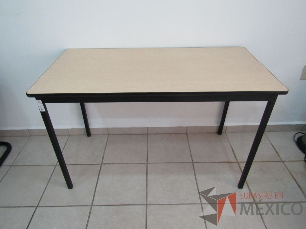 Mesa de trabajo con 4 patas y cubierta de madera - Imagen 2
