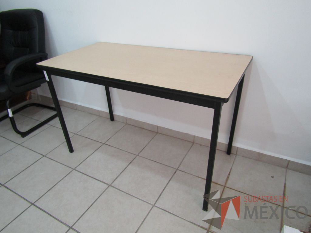 Mesa de trabajo con 4 patas y cubierta de madera - Imagen 3