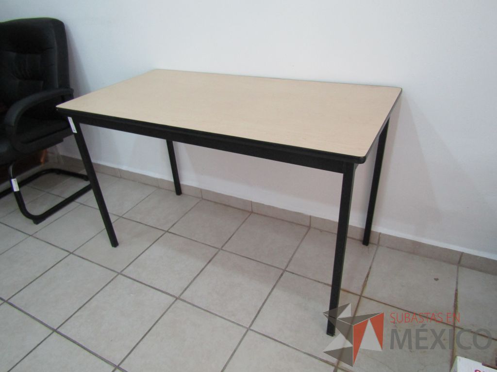 Mesa de trabajo con 4 patas y cubierta de madera - Imagen 4