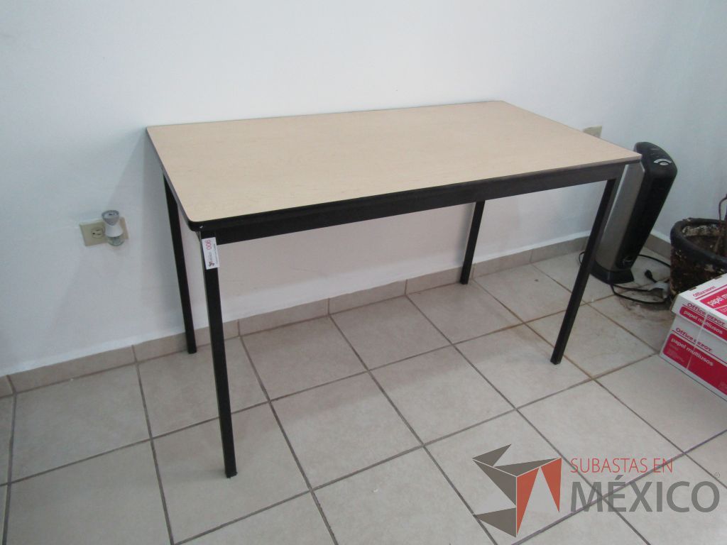 Mesa de trabajo con 4 patas y cubierta de madera - Imagen 5