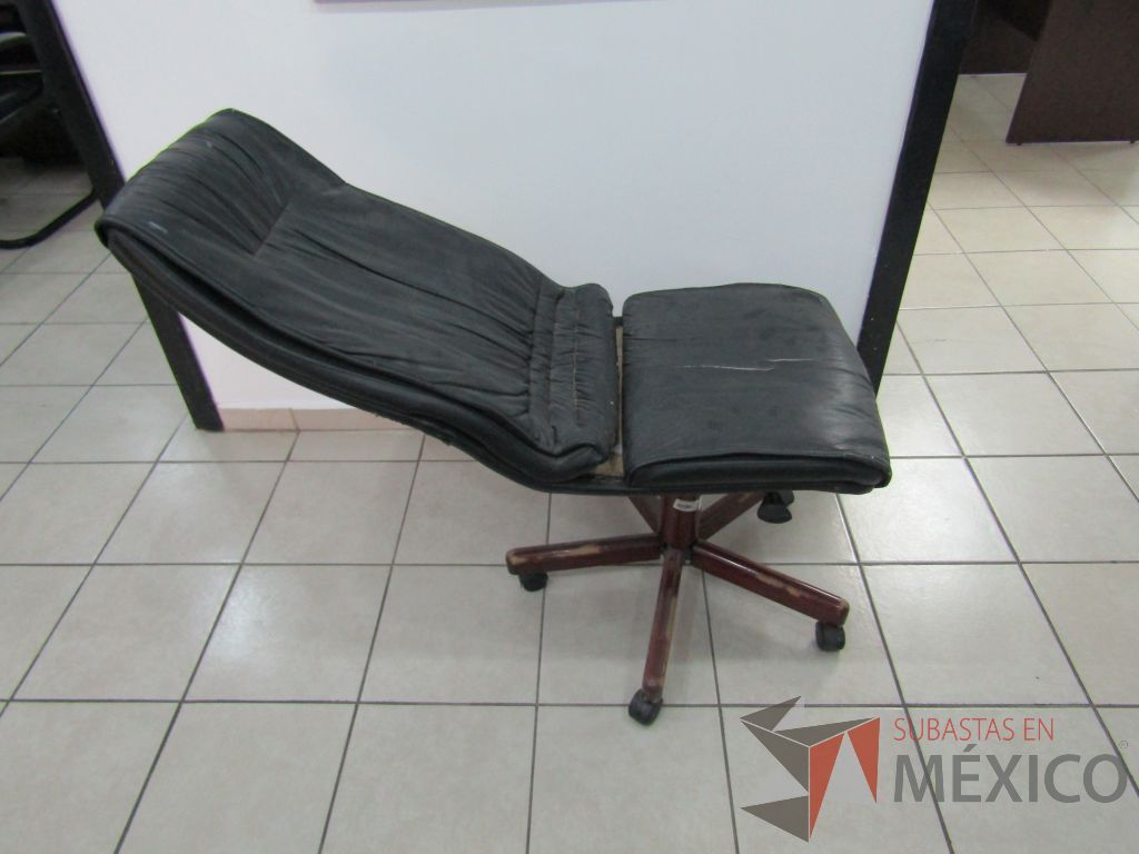 Silla operativa con ruedas, asiento y respaldo tipo piel color negro - Imagen 3