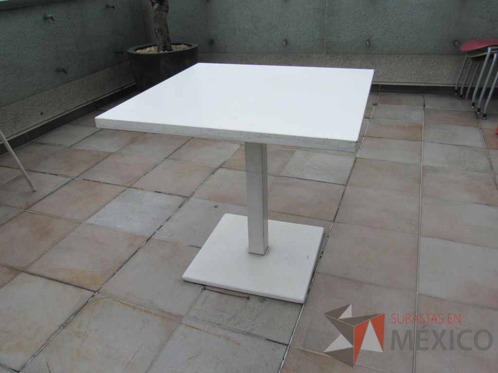 Lote 102 - Mesa de jardín con base metálica y cubierta color blanco