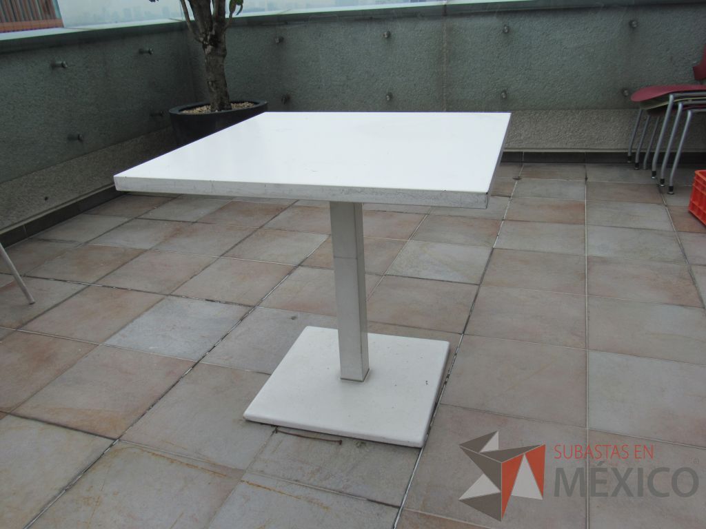 Lote 102 - Mesa de jardín con base metálica y cubierta color blanco - Imagen 2
