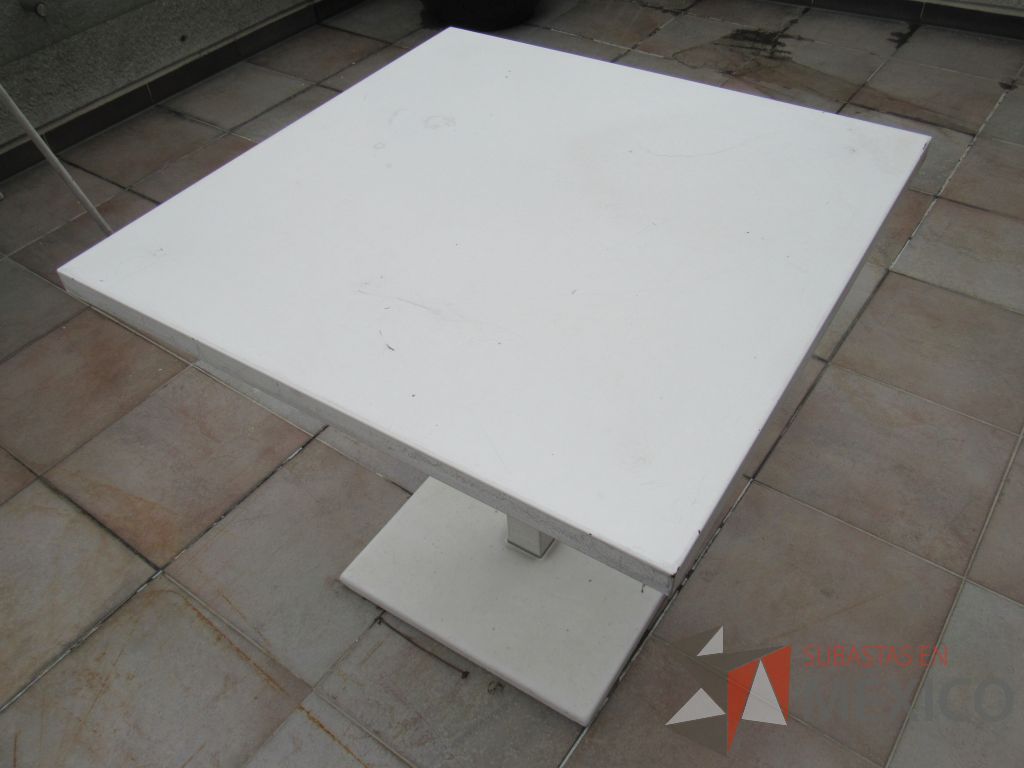 Lote 102 - Mesa de jardín con base metálica y cubierta color blanco - Imagen 3