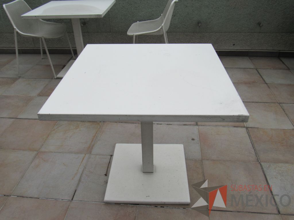 Lote 102 - Mesa de jardín con base metálica y cubierta color blanco - Imagen 4