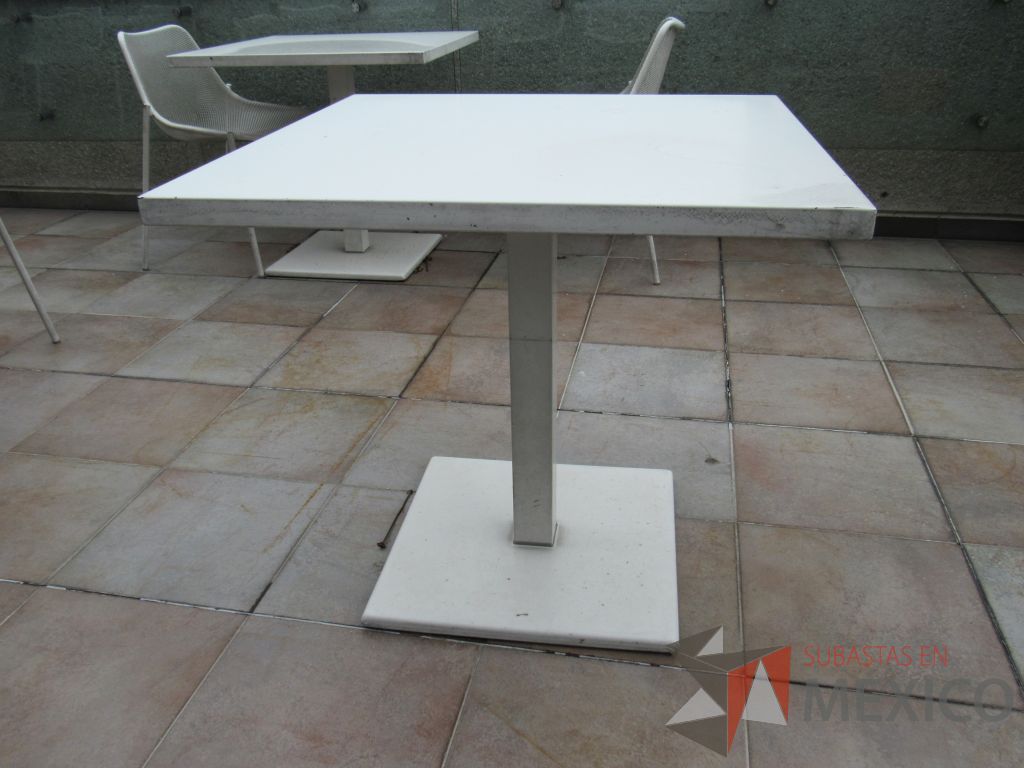 Lote 102 - Mesa de jardín con base metálica y cubierta color blanco - Imagen 5