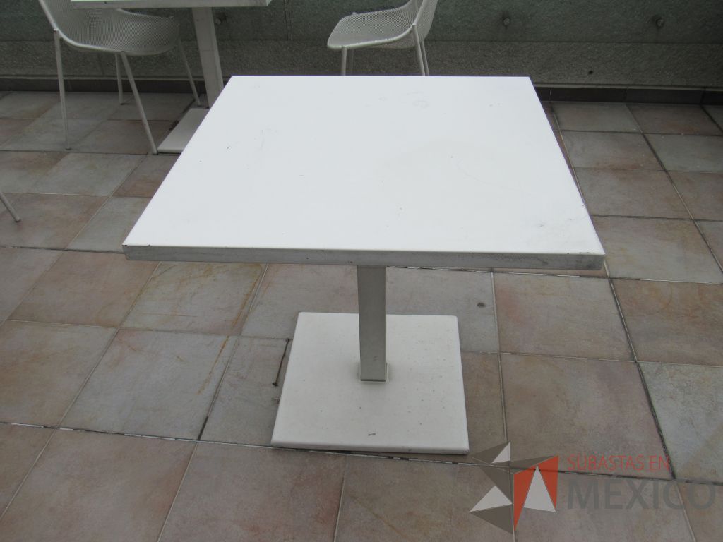Lote 102 - Mesa de jardín con base metálica y cubierta color blanco - Imagen 6
