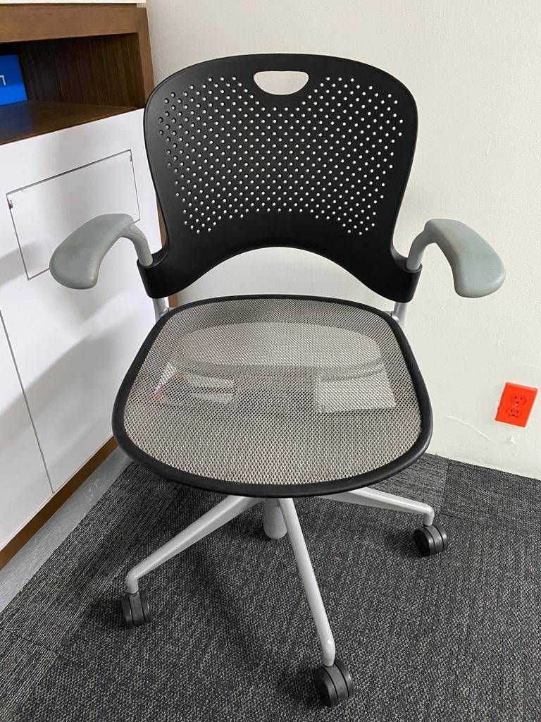 Lote 013 - Silla operativa con ruedas asiento en malla y respaldo liso color gris - Imagen 2