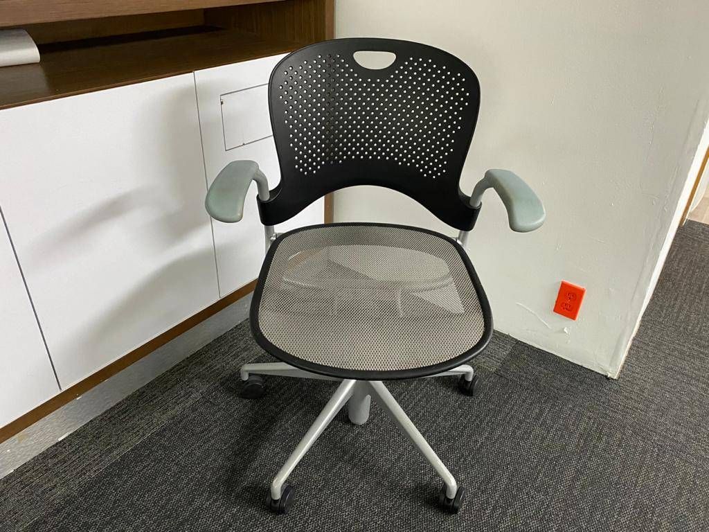 Lote 013 - Silla operativa con ruedas asiento en malla y respaldo liso color gris