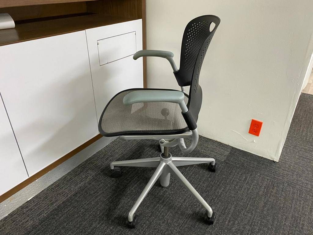 Lote 013 - Silla operativa con ruedas asiento en malla y respaldo liso color gris - Imagen 5