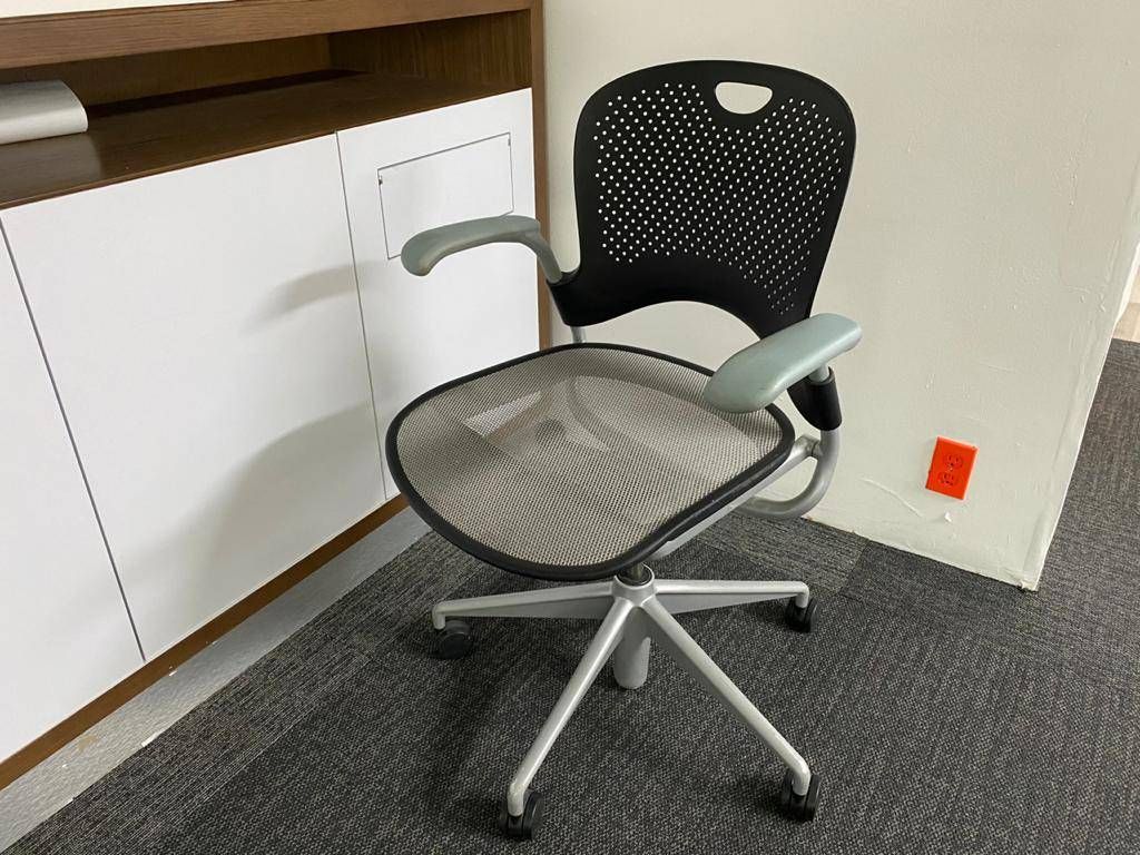 Lote 013 - Silla operativa con ruedas asiento en malla y respaldo liso color gris - Imagen 6
