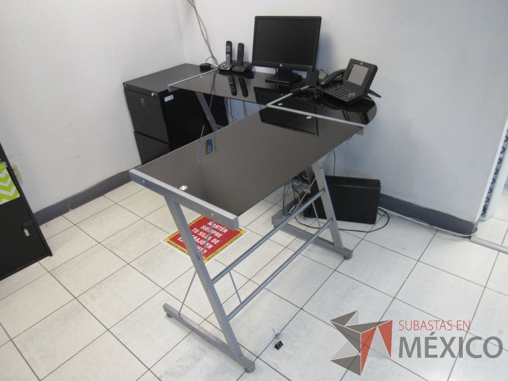 Lote 007 - Escritorio con superficie de vidrio en escuadra con archivero - Imagen 11