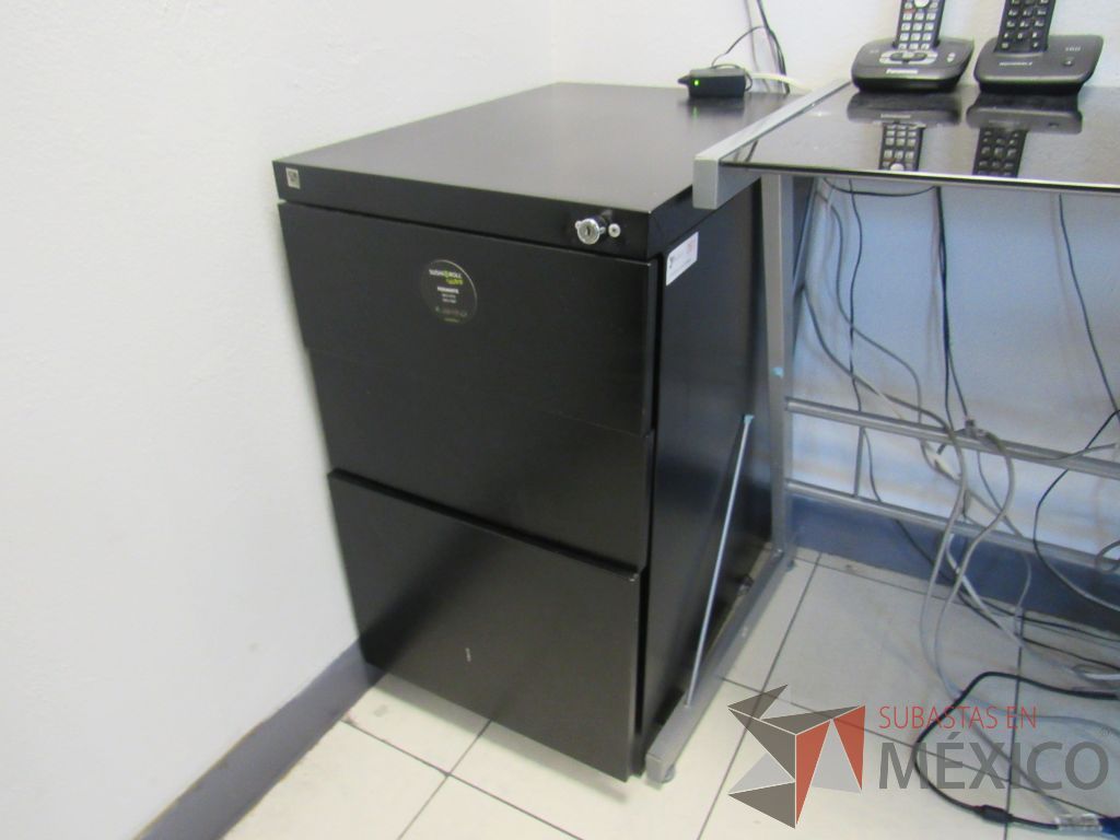 Lote 007 - Escritorio con superficie de vidrio en escuadra con archivero - Imagen 8